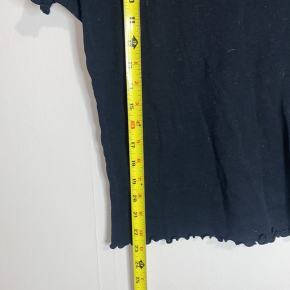 🦋Adorable Black ruffled t-shirt! - Picture 7 of 8
